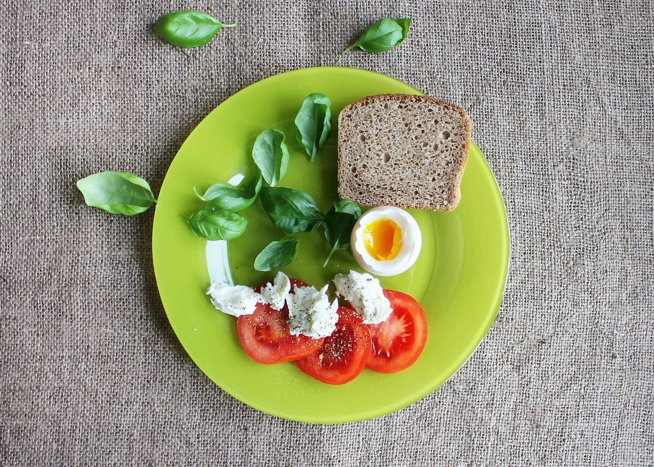Salade de tomates, œuf mollet et tartine au basilic