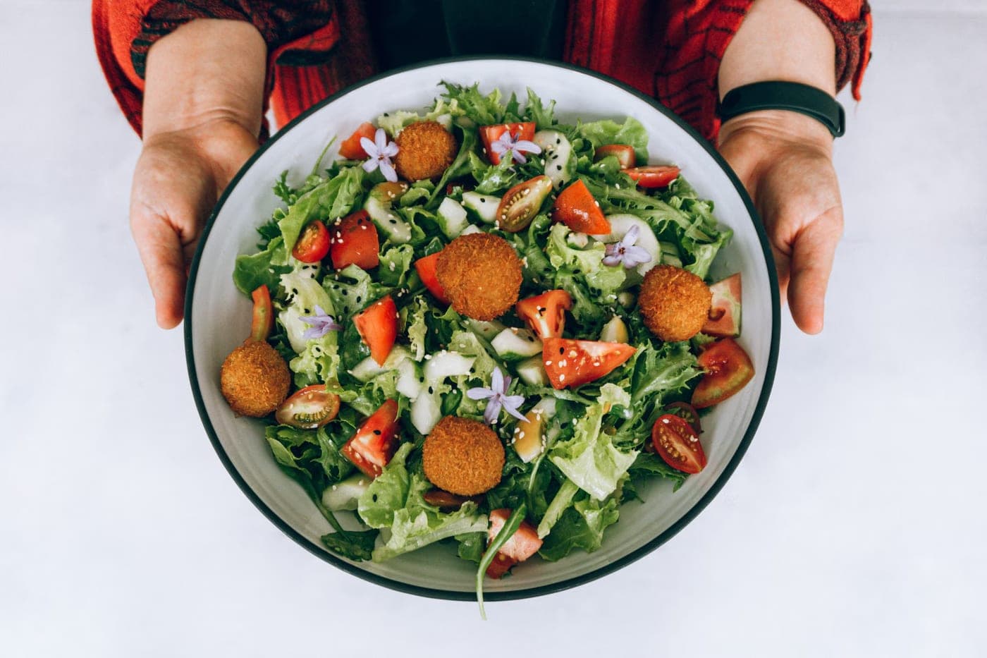 Salade fraîche aux falafels, tomates et concombre