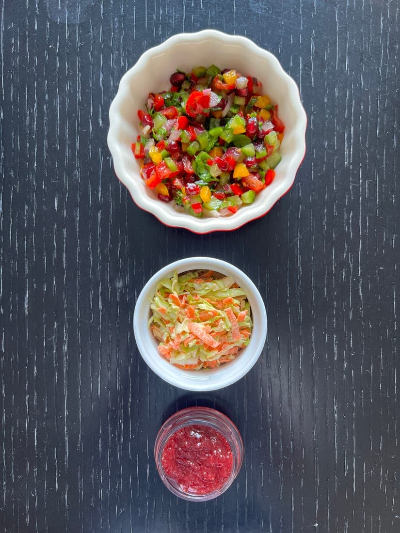 Salade israélienne, coleslaw et sauce cranberry