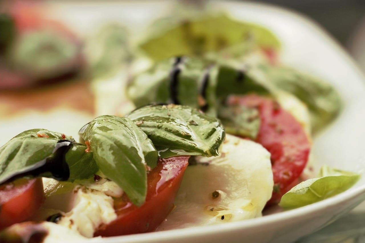 Salade tomate mozzarella au basilic