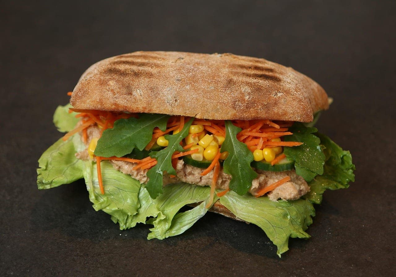 Sandwich au thon, salade, maïs et carotte