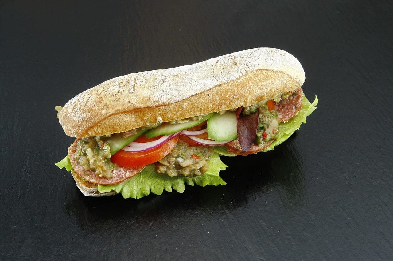 Sandwich salami, concombre et tomate