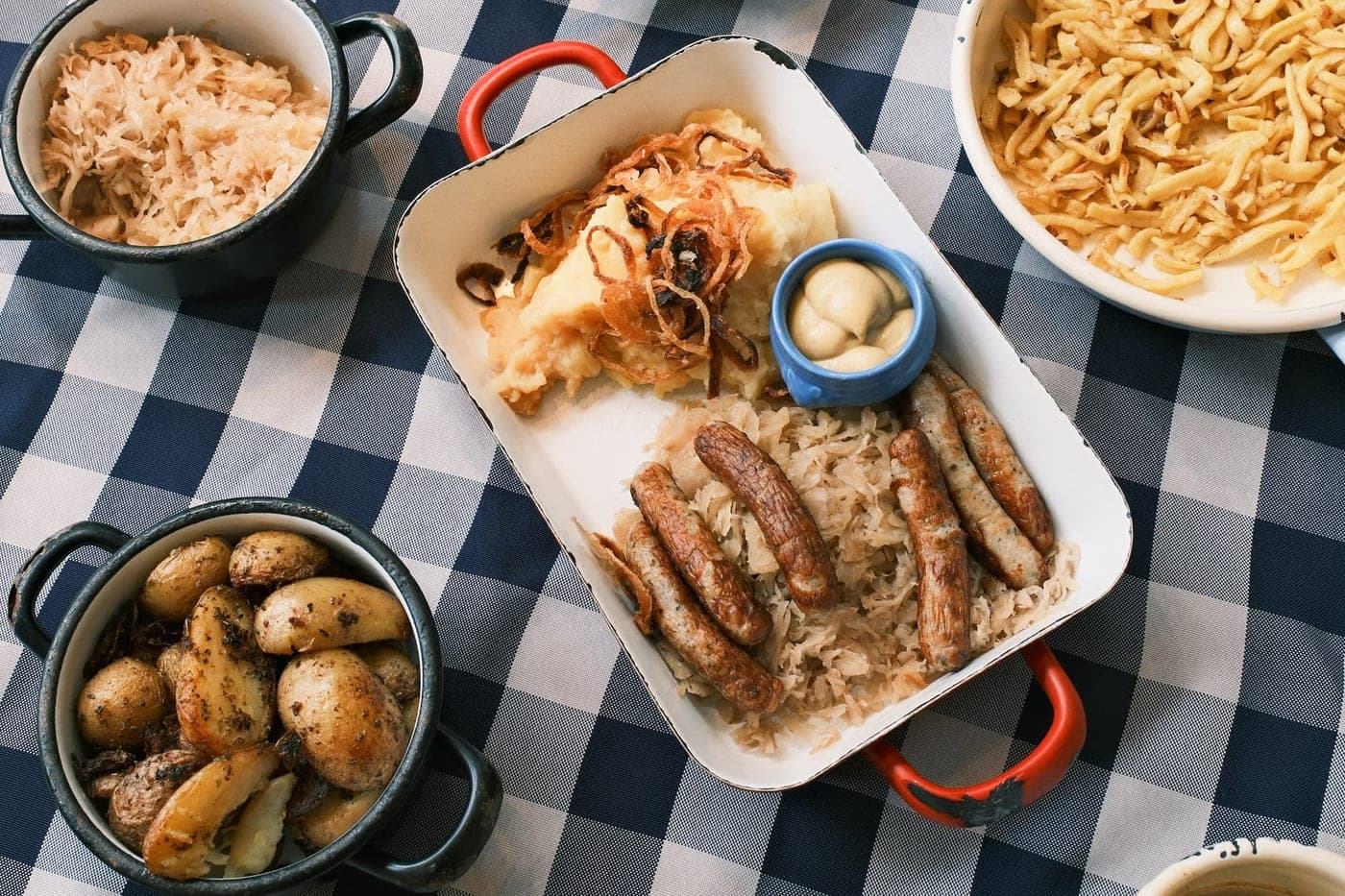 Saucisses à la choucroute, pommes de terre et nouilles