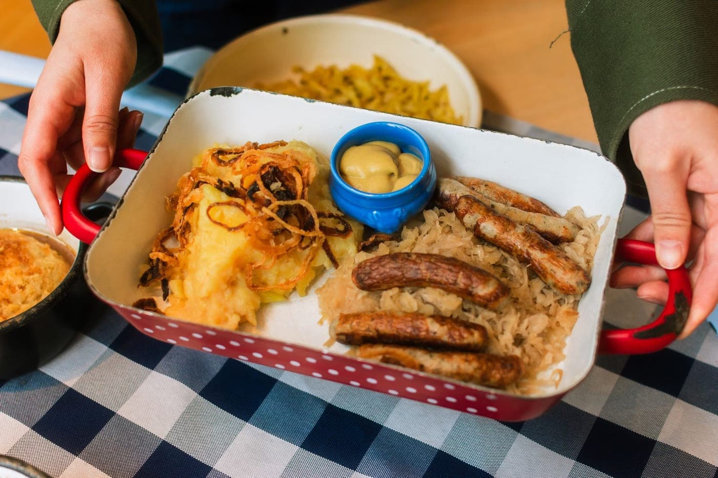 Saucisses, choucroute et purée de pommes de terre