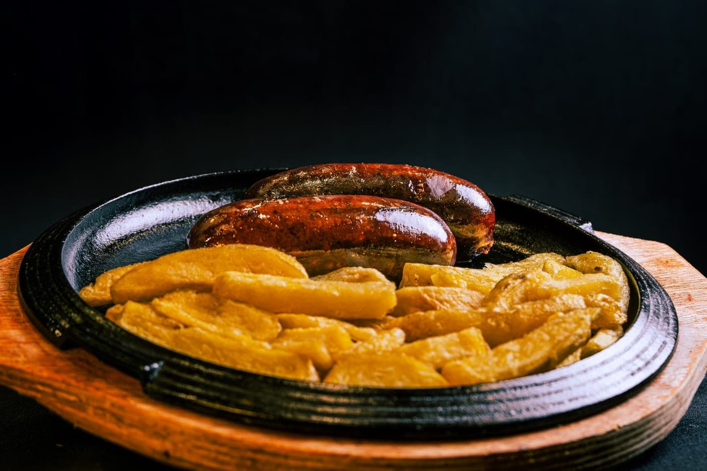 Saucisses grillées aux pommes de terre sautées