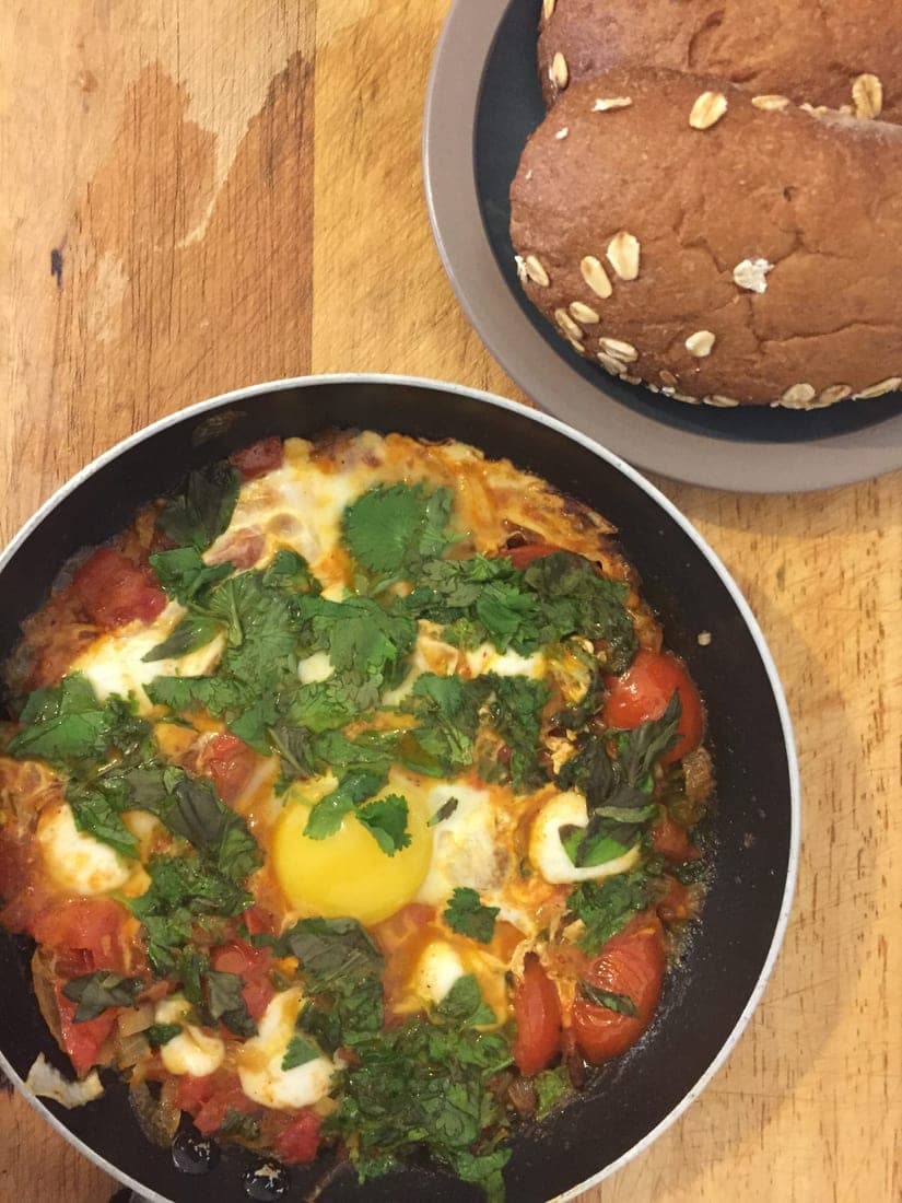 Shakshuka économique aux tomates, poivrons et œufs
