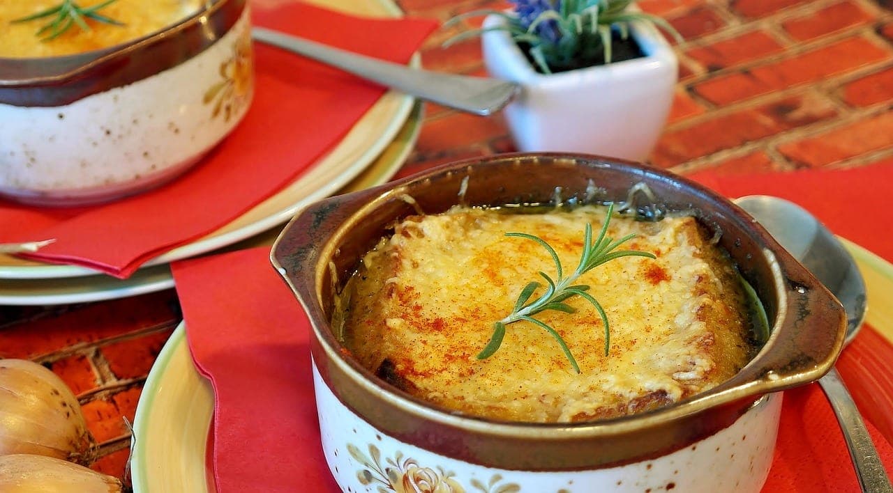 Soupe à l'oignon gratinée