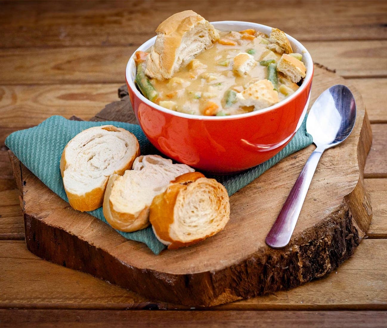 Soupe de légumes économique au pain grillé