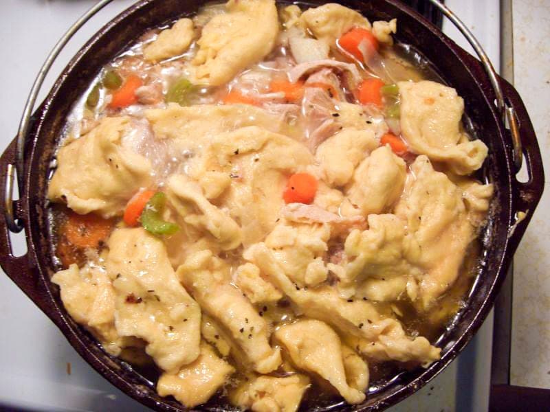 Soupe de poulet aux légumes et rivels maison