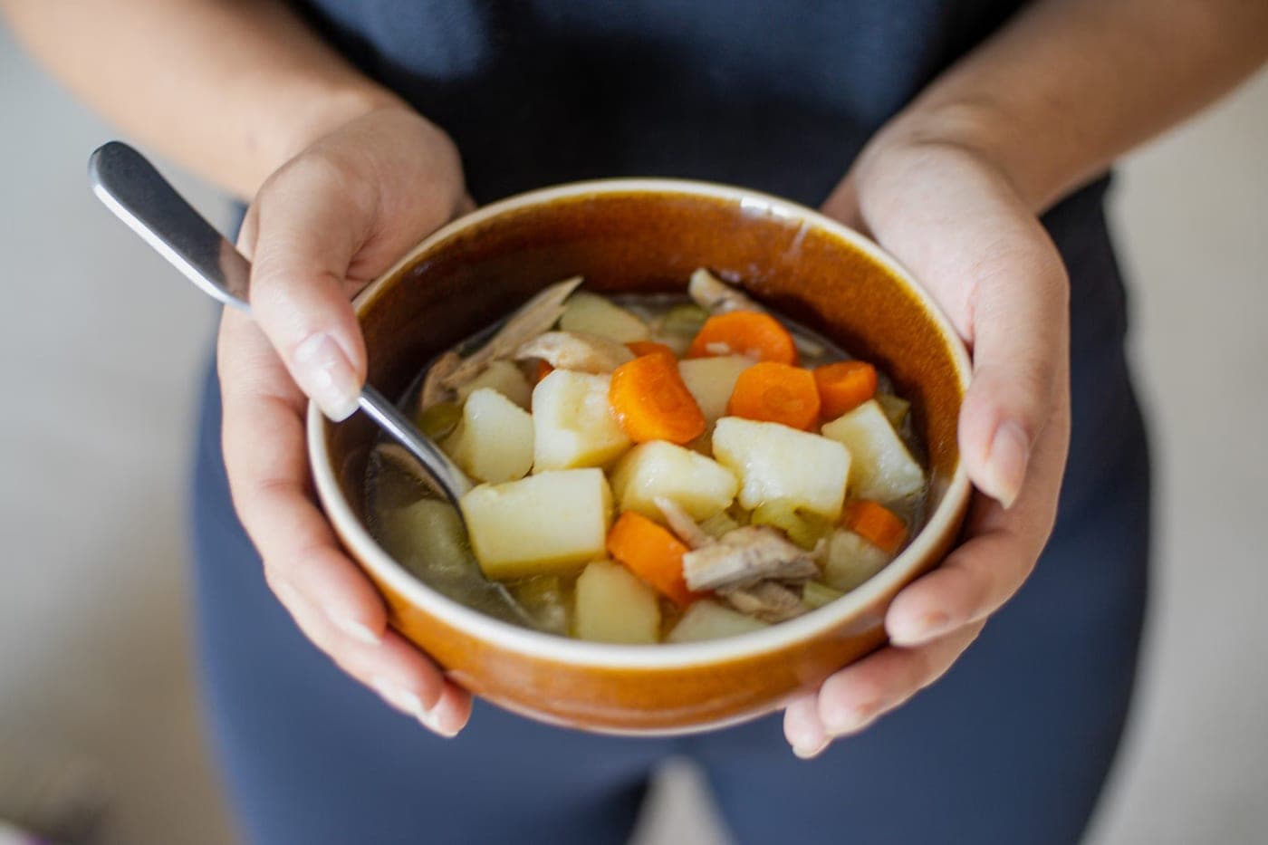 Soupe économique au poulet, pommes de terre et carottes