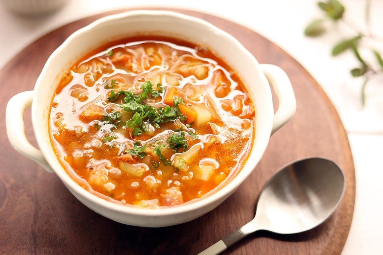 Soupe minestrone économique aux lentilles, carottes et pommes de terre