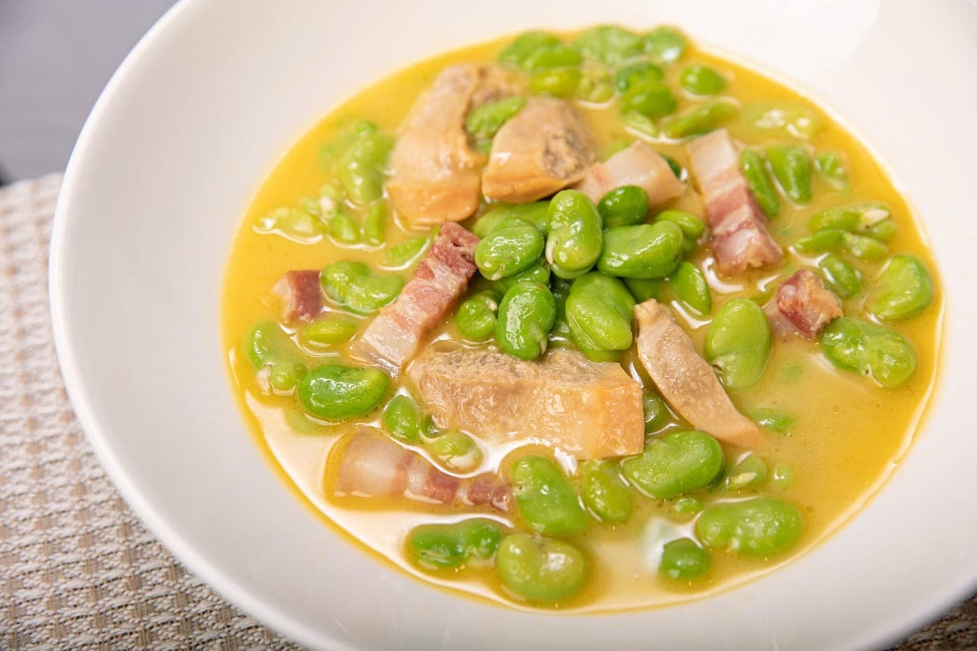 Soupe rustique de fèves aux lardons