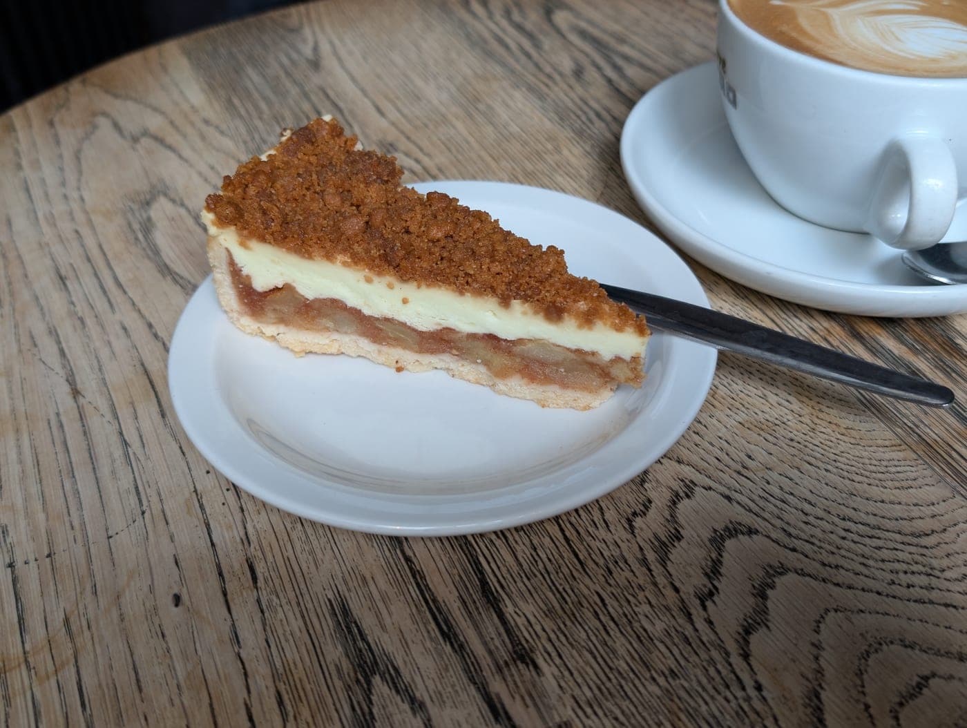 Tarte crumble aux pommes et crème vanillée