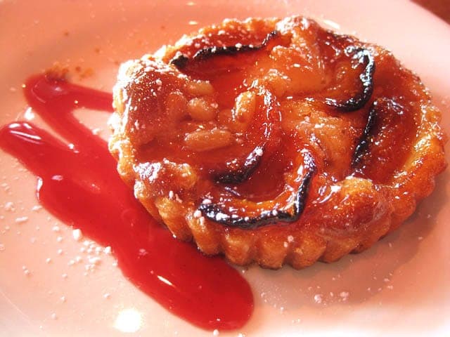 Tartelette aux poires pochées et aux amandes