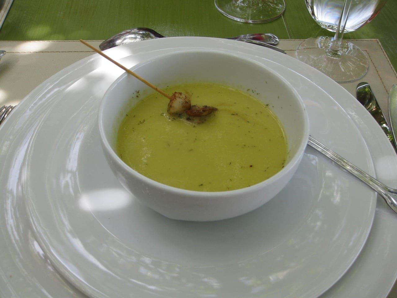 Velouté économique de petits pois aux croûtons