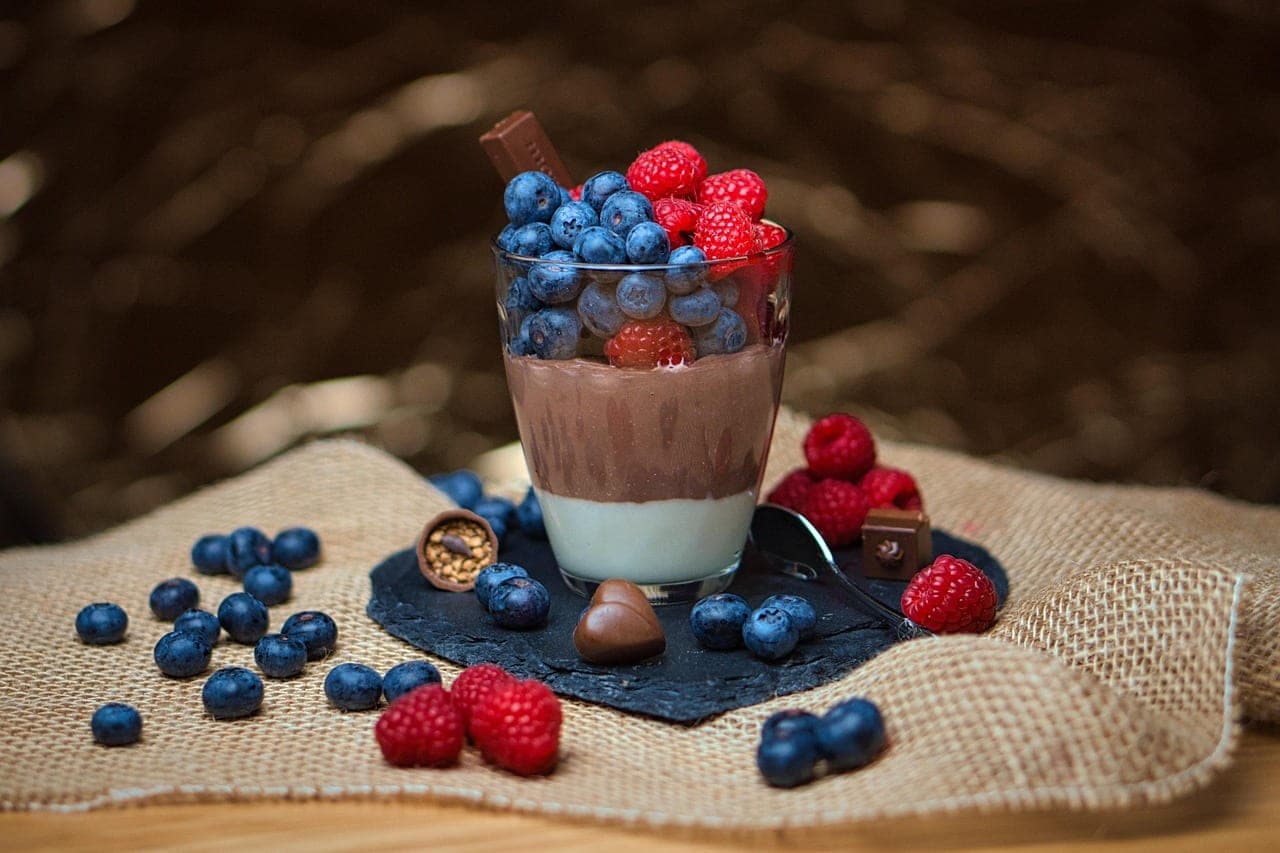 Verrine pudding chocolat-vanille aux fruits rouges