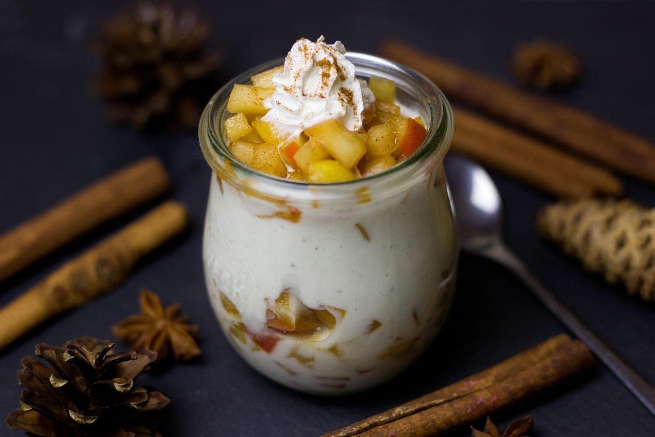 Verrines gourmandes de pommes rôties, crème vanille et cannelle