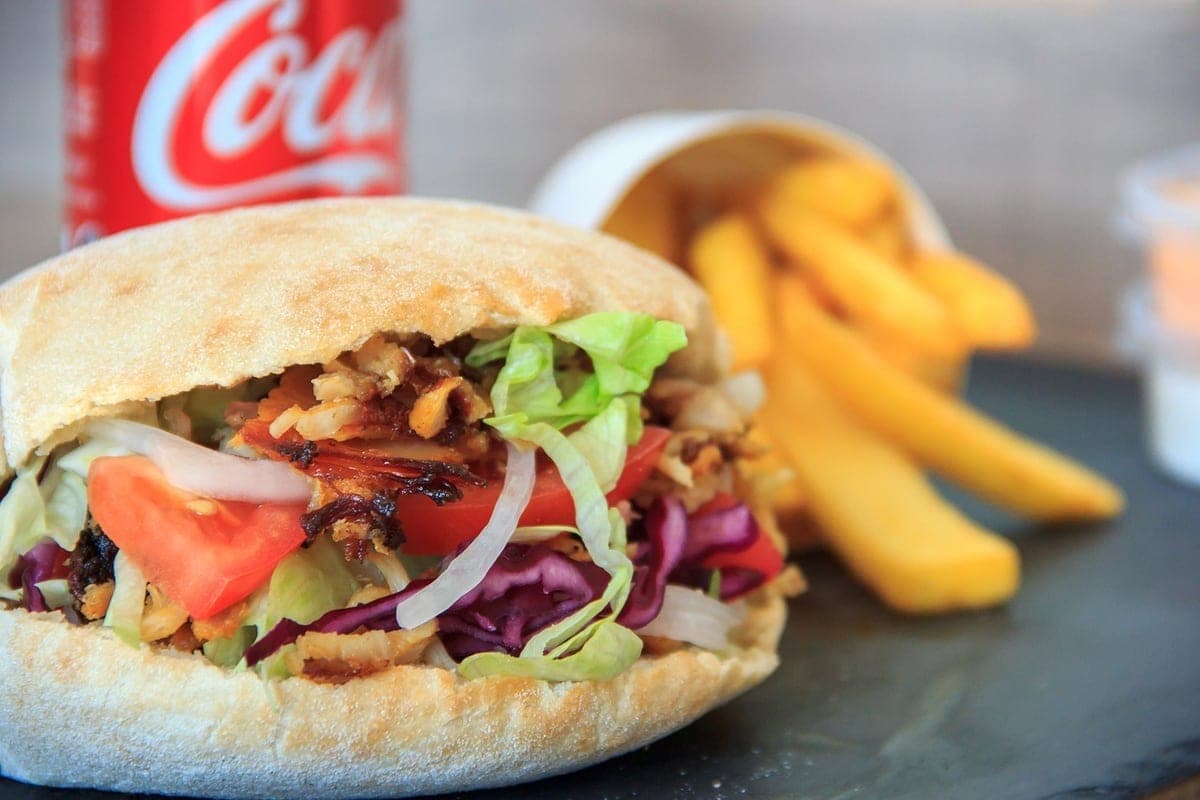 Sandwich pita poulet crudités